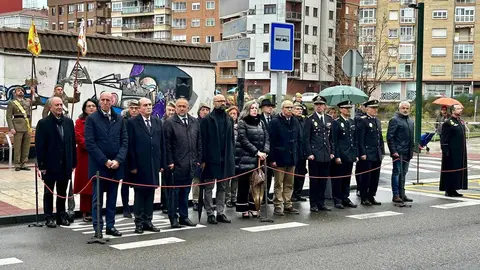 León ha conmemorado este viernes el trigésimo aniversario del asesinato del comandante de Artillería Luciano Cortizo Alonso, fallecido a manos de ETA en la calle Ramón y Cajal el 22 de diciembre de 1995. Fotos: AytoLeón | Diputación de León