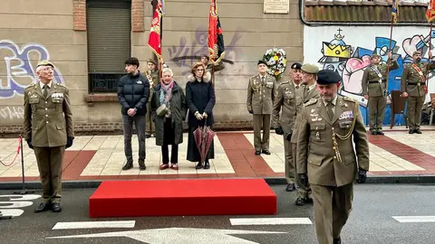 León ha conmemorado este viernes el trigésimo aniversario del asesinato del comandante de Artillería Luciano Cortizo Alonso, fallecido a manos de ETA en la calle Ramón y Cajal el 22 de diciembre de 1995. Fotos: AytoLeón | Diputación de León