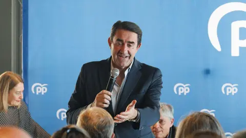 El presidente del Partido Popular de León, Juan Carlos Suárez-Quiñones, y el senador Antonio Silván intervienen en la Comida de Navidad del PP de León. Foto: Peio García