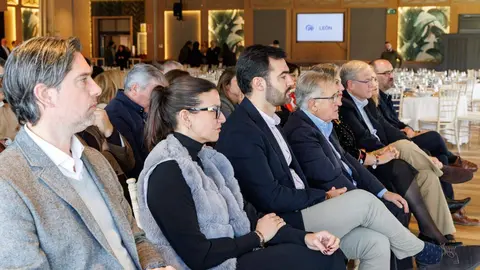 El presidente del Partido Popular de León, Juan Carlos Suárez-Quiñones, y el senador Antonio Silván intervienen en la Comida de Navidad del PP de León. Foto: Peio García