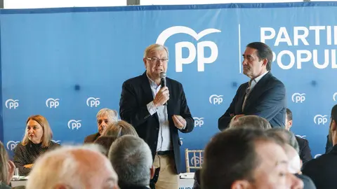 El presidente del Partido Popular de León, Juan Carlos Suárez-Quiñones, y el senador Antonio Silván intervienen en la Comida de Navidad del PP de León. Foto: Peio García