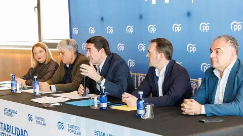 El presidente del Partido Popular de León, Juan Carlos Suárez-Quiñones, y el senador Antonio Silván intervienen en la Comida de Navidad del PP de León. Foto: Peio García
