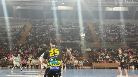 El Ademar acelera tras el descanso y despide el año con victoria ante Aranda. Los leoneses superan por 37-32 a un Villa de Aranda combativo y enlazan seis jornadas sin perder en la Liga Asobal.