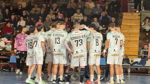 El Ademar acelera tras el descanso y despide el año con victoria ante Aranda. Los leoneses superan por 37-32 a un Villa de Aranda combativo y enlazan seis jornadas sin perder en la Liga Asobal.