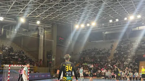 El Ademar acelera tras el descanso y despide el año con victoria ante Aranda. Los leoneses superan por 37-32 a un Villa de Aranda combativo y enlazan seis jornadas sin perder en la Liga Asobal.