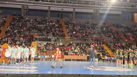 El Ademar acelera tras el descanso y despide el año con victoria ante Aranda. Los leoneses superan por 37-32 a un Villa de Aranda combativo y enlazan seis jornadas sin perder en la Liga Asobal.