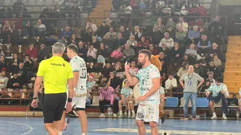 El Ademar acelera tras el descanso y despide el año con victoria ante Aranda. Los leoneses superan por 37-32 a un Villa de Aranda combativo y enlazan seis jornadas sin perder en la Liga Asobal.