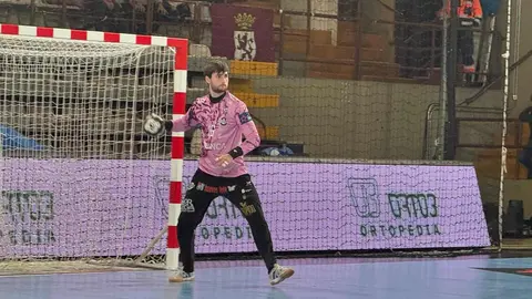 El Ademar acelera tras el descanso y despide el año con victoria ante Aranda. Los leoneses superan por 37-32 a un Villa de Aranda combativo y enlazan seis jornadas sin perder en la Liga Asobal.