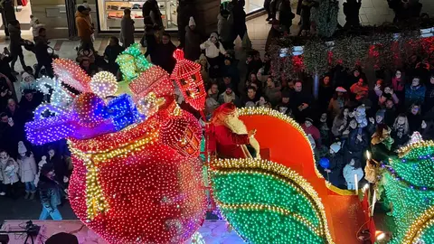 León se rinde a Papá Noel en una Cabalgaza multitudinaria y llena de fantasía | Miles de personas, con los niños como grandes protagonistas, abarrotan las calles en un desfile navideño cargado de música, color y personajes de cuento. Fotos: Conchi Sanz