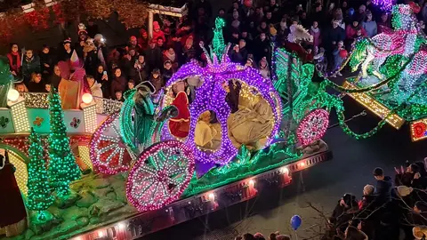 León se rinde a Papá Noel en una Cabalgaza multitudinaria y llena de fantasía | Miles de personas, con los niños como grandes protagonistas, abarrotan las calles en un desfile navideño cargado de música, color y personajes de cuento. Fotos: Conchi Sanz
