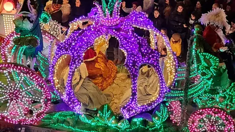 León se rinde a Papá Noel en una Cabalgaza multitudinaria y llena de fantasía | Miles de personas, con los niños como grandes protagonistas, abarrotan las calles en un desfile navideño cargado de música, color y personajes de cuento. Fotos: Conchi Sanz