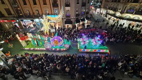 León se rinde a Papá Noel en una Cabalgaza multitudinaria y llena de fantasía | Miles de personas, con los niños como grandes protagonistas, abarrotan las calles en un desfile navideño cargado de música, color y personajes de cuento. Fotos: Conchi Sanz