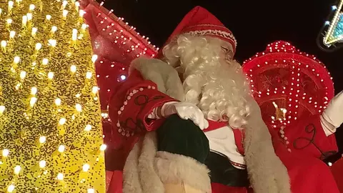 León se rinde a Papá Noel en una Cabalgaza multitudinaria y llena de fantasía | Miles de personas, con los niños como grandes protagonistas, abarrotan las calles en un desfile navideño cargado de música, color y personajes de cuento. Fotos: Conchi Sanz