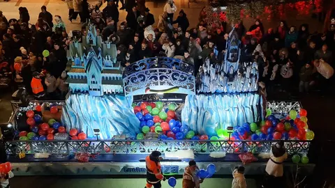 León se rinde a Papá Noel en una Cabalgaza multitudinaria y llena de fantasía | Miles de personas, con los niños como grandes protagonistas, abarrotan las calles en un desfile navideño cargado de música, color y personajes de cuento. Fotos: Conchi Sanz