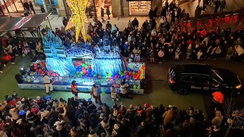 León se rinde a Papá Noel en una Cabalgaza multitudinaria y llena de fantasía | Miles de personas, con los niños como grandes protagonistas, abarrotan las calles en un desfile navideño cargado de música, color y personajes de cuento. Fotos: Conchi Sanz