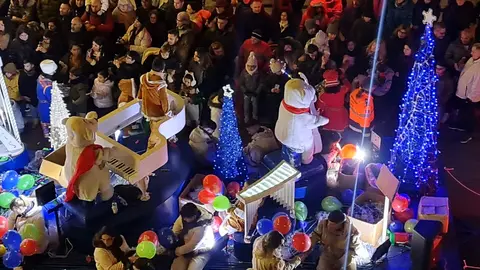 León se rinde a Papá Noel en una Cabalgaza multitudinaria y llena de fantasía | Miles de personas, con los niños como grandes protagonistas, abarrotan las calles en un desfile navideño cargado de música, color y personajes de cuento. Fotos: Conchi Sanz