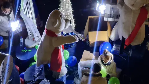 León se rinde a Papá Noel en una Cabalgaza multitudinaria y llena de fantasía | Miles de personas, con los niños como grandes protagonistas, abarrotan las calles en un desfile navideño cargado de música, color y personajes de cuento. Fotos: Conchi Sanz