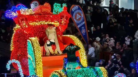 León se rinde a Papá Noel en una Cabalgaza multitudinaria y llena de fantasía | Miles de personas, con los niños como grandes protagonistas, abarrotan las calles en un desfile navideño cargado de música, color y personajes de cuento. Fotos: Conchi Sanz