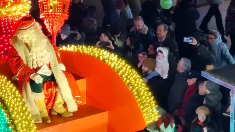 León se rinde a Papá Noel en una Cabalgaza multitudinaria y llena de fantasía | Miles de personas, con los niños como grandes protagonistas, abarrotan las calles en un desfile navideño cargado de música, color y personajes de cuento. Fotos: Conchi Sanz