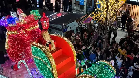León se rinde a Papá Noel en una Cabalgaza multitudinaria y llena de fantasía | Miles de personas, con los niños como grandes protagonistas, abarrotan las calles en un desfile navideño cargado de música, color y personajes de cuento. Fotos: Conchi Sanz
