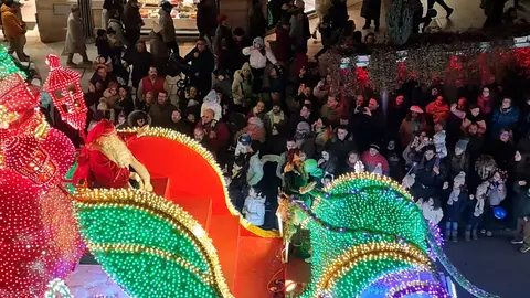 León se rinde a Papá Noel en una Cabalgaza multitudinaria y llena de fantasía | Miles de personas, con los niños como grandes protagonistas, abarrotan las calles en un desfile navideño cargado de música, color y personajes de cuento. Fotos: Conchi Sanz