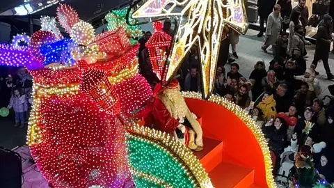 León se rinde a Papá Noel en una Cabalgaza multitudinaria y llena de fantasía | Miles de personas, con los niños como grandes protagonistas, abarrotan las calles en un desfile navideño cargado de música, color y personajes de cuento. Fotos: Conchi Sanz