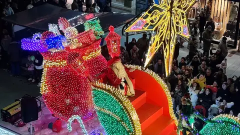 León se rinde a Papá Noel en una Cabalgaza multitudinaria y llena de fantasía | Miles de personas, con los niños como grandes protagonistas, abarrotan las calles en un desfile navideño cargado de música, color y personajes de cuento. Fotos: Conchi Sanz