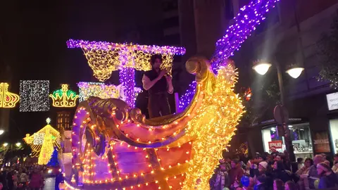 León se rinde a Papá Noel en una Cabalgaza multitudinaria y llena de fantasía | Miles de personas, con los niños como grandes protagonistas, abarrotan las calles en un desfile navideño cargado de música, color y personajes de cuento. Fotos: Conchi Sanz