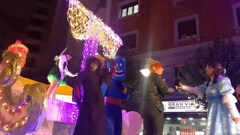 León se rinde a Papá Noel en una Cabalgaza multitudinaria y llena de fantasía | Miles de personas, con los niños como grandes protagonistas, abarrotan las calles en un desfile navideño cargado de música, color y personajes de cuento. Fotos: Conchi Sanz