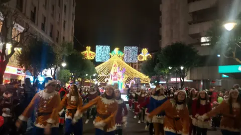 León se rinde a Papá Noel en una Cabalgaza multitudinaria y llena de fantasía | Miles de personas, con los niños como grandes protagonistas, abarrotan las calles en un desfile navideño cargado de música, color y personajes de cuento. Fotos: Conchi Sanz