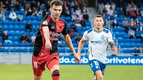El Tenerife, líder de la categoría, fue un duro hueso para la Ponferradina.