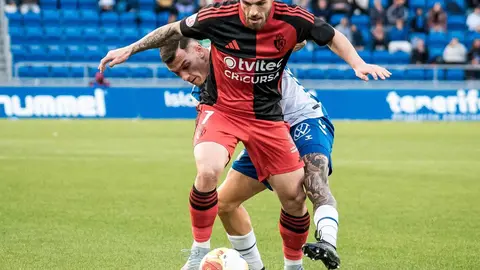 El Tenerife, líder de la categoría, fue un duro hueso para la Ponferradina.
