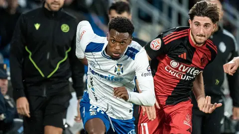 El Tenerife, líder de la categoría, fue un duro hueso para la Ponferradina.