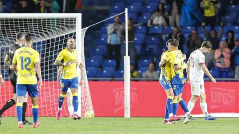 La Cultural naufraga en Gran Canaria tras un inicio demoledor de Las Palmas. El conjunto leonés encaja cuatro goles en una primera mitad desastrosa y mejora tras el descanso, pero sin opciones reales de remontada.