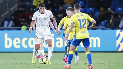 La Cultural naufraga en Gran Canaria tras un inicio demoledor de Las Palmas. El conjunto leonés encaja cuatro goles en una primera mitad desastrosa y mejora tras el descanso, pero sin opciones reales de remontada.