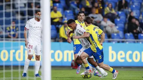 La Cultural naufraga en Gran Canaria tras un inicio demoledor de Las Palmas. El conjunto leonés encaja cuatro goles en una primera mitad desastrosa y mejora tras el descanso, pero sin opciones reales de remontada.
