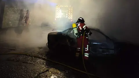 Bomberos del Sepeis de Celada sofocan un incendio en un vehículo en La Bañeza. Foto: Diputación de León