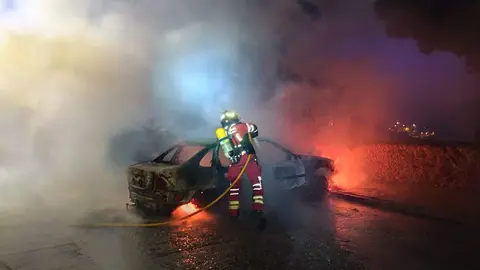 Bomberos del Sepeis de Celada sofocan un incendio en un vehículo en La Bañeza. Foto: Diputación de León