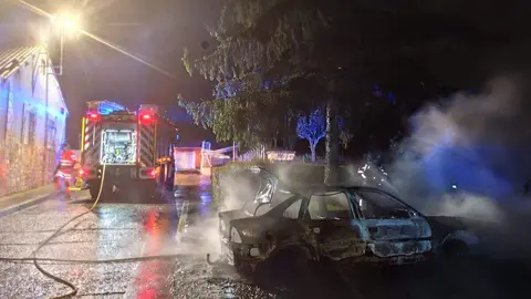 Bomberos del Sepeis de Celada sofocan un incendio en un vehículo en La Bañeza. Foto: Diputación de León