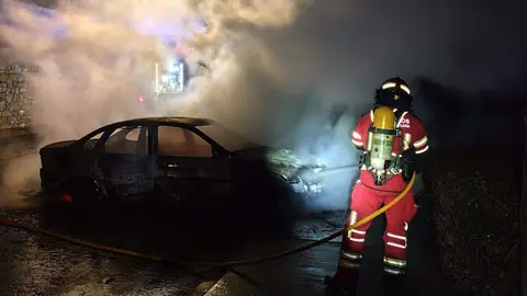 Bomberos del Sepeis de Celada sofocan un incendio en un vehículo en La Bañeza. Foto: Diputación de León