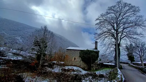 Un manto blanco cubre las praderas del Alto Sil leonés este domingo.