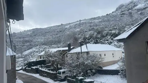 La localidad leonesa de Lumajo, cubierta de nieve este domingo.