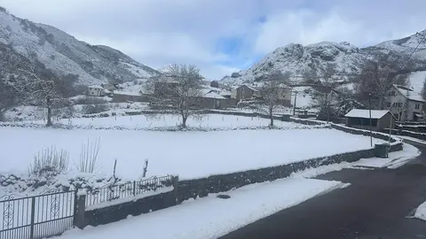 La localidad leonesa de Lumajo, cubierta de nieve este domingo.