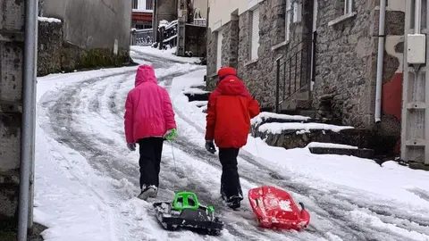 Los más pequeños no han dudado en salir a disfrutar de la nieve en Laciana.
