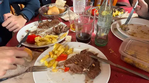 Última comida en la Venta de Getino con Mirta y Carlos, un clásico de la hostelería provincial que ha cerrado sus puertas. Fotos de Javier Diez Reyero