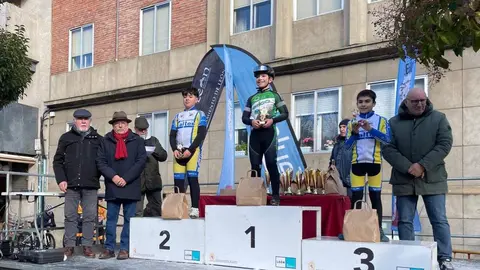 La tradicional carrera ciclista del Pavo recorre las calles de León.