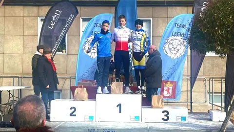 La tradicional carrera ciclista del Pavo recorre las calles de León.