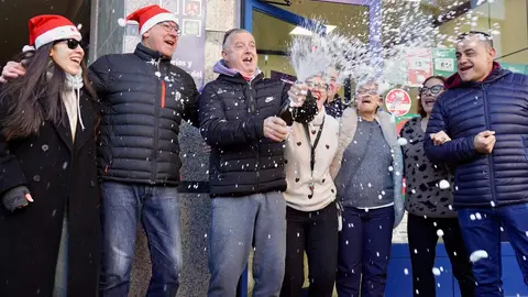 El “Gordo” de la Lotería de Navidad reparte 468 millones de euros en La Bañeza (León). Foto: Campillo