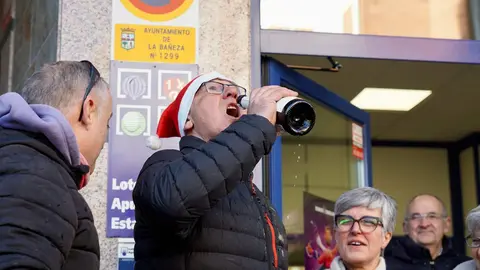 El “Gordo” de la Lotería de Navidad reparte 468 millones de euros en La Bañeza (León). Foto: Campillo