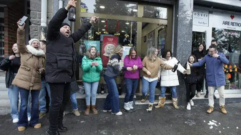 La administración J. De Lama número 2 de Villablino (León), reparte cincuenta series del Gordo de Navidad. Foto: César Sánchez